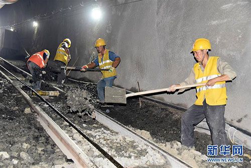 5月30日,中国中铁五局的建设者在滇中引水工程昆呈隧洞9号支洞内施工.
